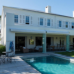 peerutin design home with swimming pool
